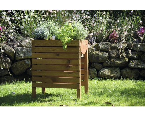 Jardinière surélevée en bois avec herbes aromatiques dans le jardin