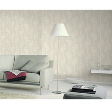 Salon avec canapé, lampadaire et papier peint à motifs