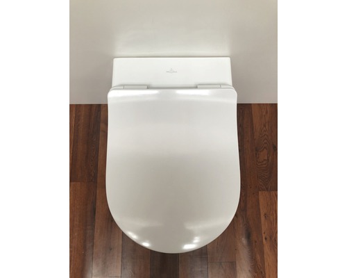 Aufsicht eines wandhängenden Tiefspülklosetts mit Spülkasten