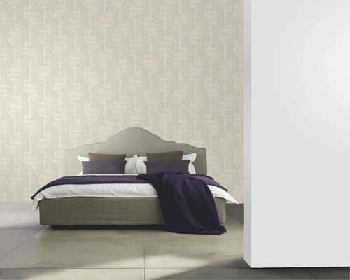 Chambre avec papier peint à motifs et lit