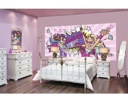 Chambre d''enfant avec lit, commode, miroir et peinture murale style BD