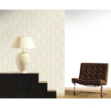 Ambiance intérieure avec papier peint à motifs, lampe de table et fauteuil