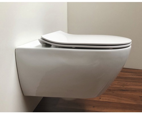 Wandhängendes WC mit geschlossenem Spülrand und WC-Sitz