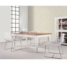 Salle à manger avec table, chaises et papier peint dans des tons neutres.