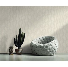 Pièce lumineuse avec papier peint à motifs, fauteuil, cactus et décoration