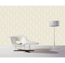 Salon décoratif avec papier peint à motifs, chaise design et lampadaire