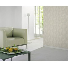 Salon lumineux avec fauteuil, lampadaire et papier peint à motifs