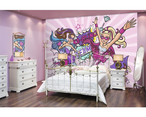 Chambre de fille avec lit, tables de chevet, commode, miroir et peinture murale sur le thème des super-héros