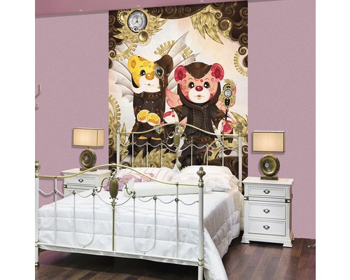 Schlafzimmer mit Fototapete mit Bären im Steampunk-Stil, Bett und Nachttischen.