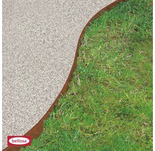 Rasenkante aus Metall trennt Rasenfläche von Steinfläche im Garten