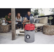 Scène avec une bouteille de gaz avec housse et trois personnes faisant un barbecue à l''extérieur