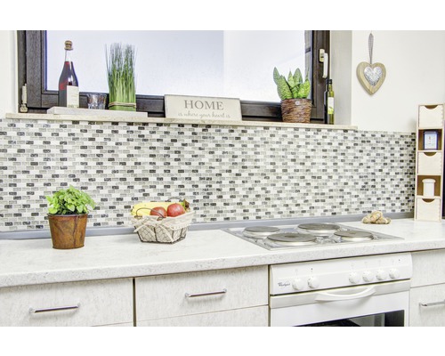 Küchenszene mit Mosaikfliesen, Arbeitsplatte und Elektroherd