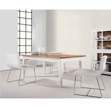 Salle à manger avec table en bois et chaises blanches