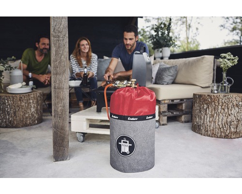 Housse de bouteille de gaz Enders devant un barbecue à gaz avec des personnes en arrière-plan