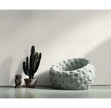 Papier peint décoratif dans une pièce avec un fauteuil et un cactus
