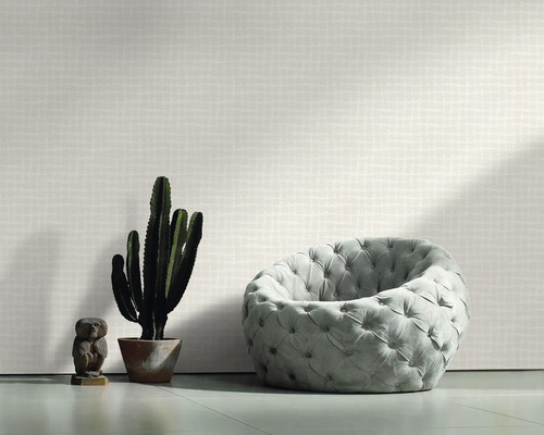 Papier peint décoratif dans une pièce avec un fauteuil et un cactus