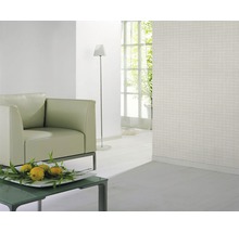 Pièce à vivre lumineuse avec fauteuil, lampadaire et papier peint à motifs