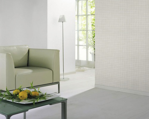 Pièce à vivre lumineuse avec fauteuil, lampadaire et papier peint à motifs