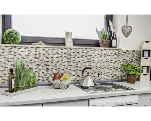 Scène de cuisine avec des carreaux de mosaïque, des décorations et des ustensiles de cuisine sur un plan de travail