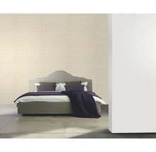 Schlafzimmer mit Bett und gemusterter Tapete