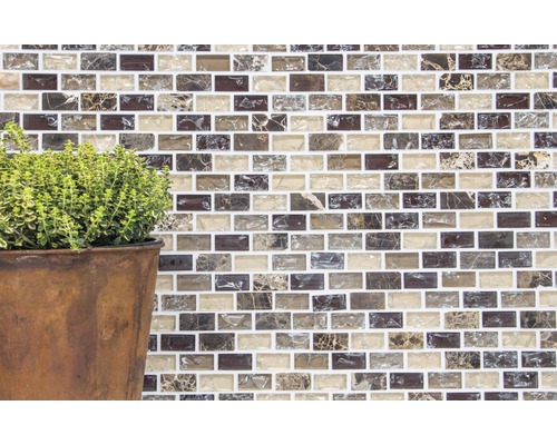 Mur de carreaux de mosaïque avec plante en pot