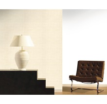 Einrichtungsbeispiel mit gemusterter Tapete, Lampe und Sessel