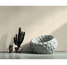 Wohnzimmer mit gemusterter Tapete, Sessel, Kaktus und Dekofigur