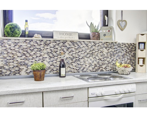 Cuisine lumineuse avec mur en mosaïque, cuisinière et décorations