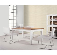 Esszimmer mit Esstisch, Stühlen und Vitrine in hellem Design