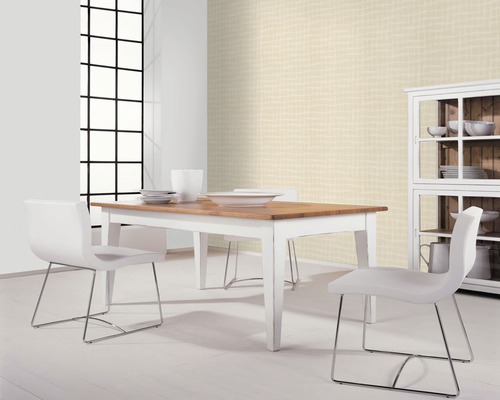 Esszimmer mit Esstisch, Stühlen und Vitrine in hellem Design