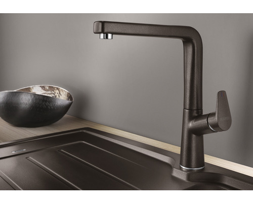 Robinet de cuisine à côté d''un évier et d''un bol