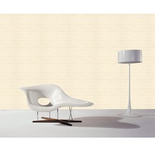 Innenraumszene mit Sessel und Stehlampe