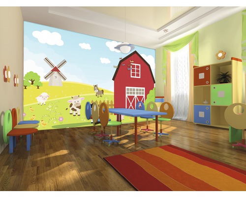 Chambre d''enfant avec une peinture murale de ferme, une table et des chaises