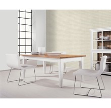 Heller Essbereich mit Esstisch, Stühlen und einem Buffet