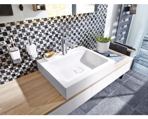 Salle de bains avec lavabo, robinet, carreaux de mosaïque et étagère en bois