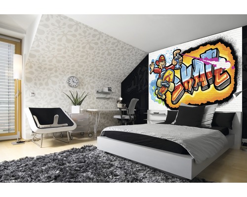 Chambre de jeunesse avec papier peint graffiti et meubles modernes