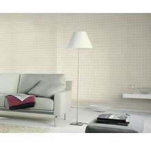 Wohnzimmer mit Couch, Stehlampe und gemusterter Tapete