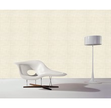 Raumgestaltung mit Vinyltapete, Sessel und Stehlampe