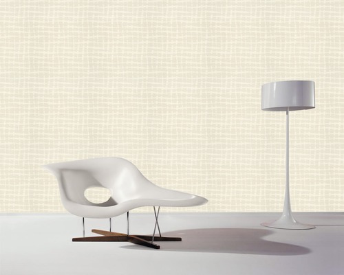 Raumgestaltung mit Vinyltapete, Sessel und Stehlampe