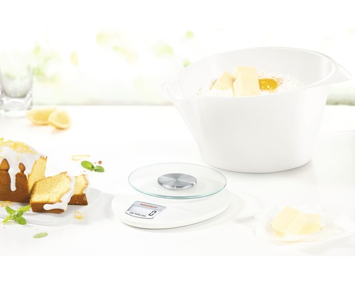 Szene mit Küchenwaage, Rührschüssel und Kuchen