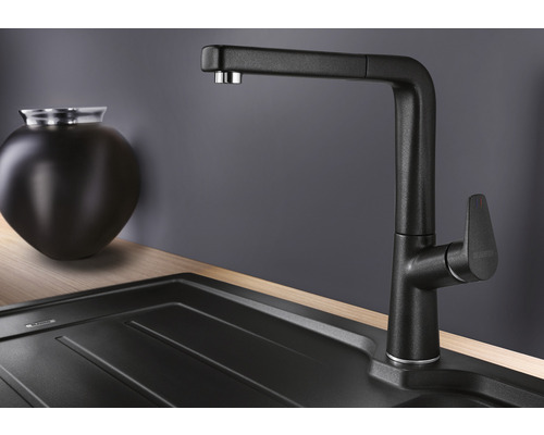 Robinet de cuisine noir avec évier et décoration