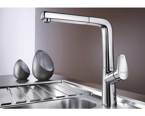 Robinet de cuisine avec logo Blanco sur un évier