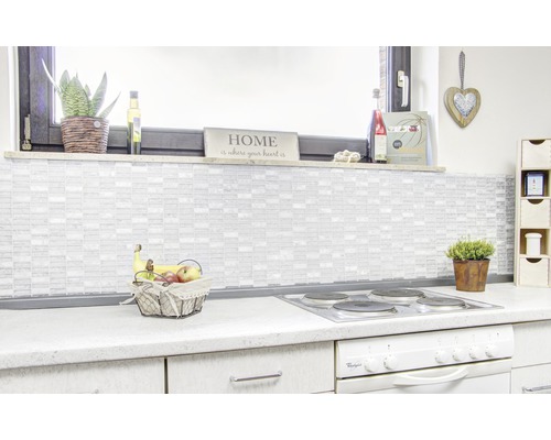 Cuisine claire avec mosaïque, corbeille de fruits et plaque de cuisson