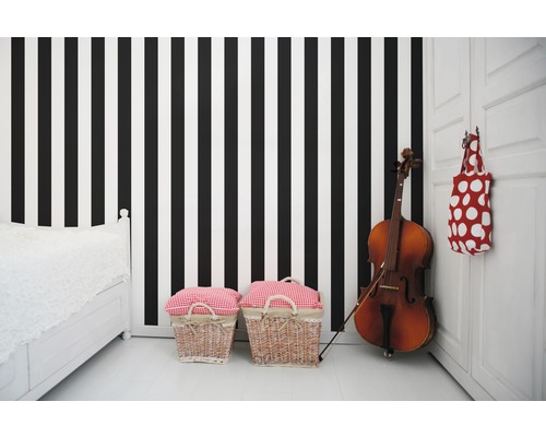 Zimmer mit gestreifter Tapete, Bett, zwei Körben und Cello
