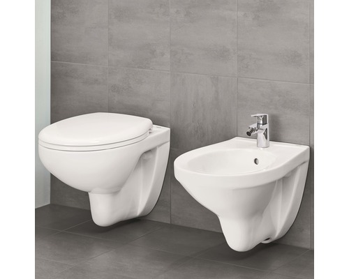 WC suspendu et bidet dans la salle de bain