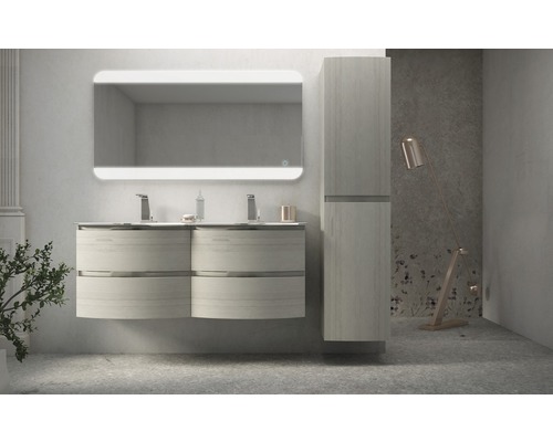 Badezimmer mit Waschtischunterschrank, beleuchtetem Spiegel und Hochschrank