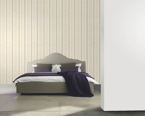 Chambre avec lit et papier peint à rayures