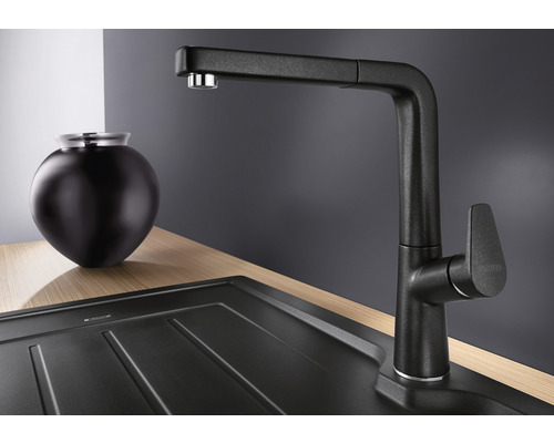 Robinet de cuisine avec évier et décoration