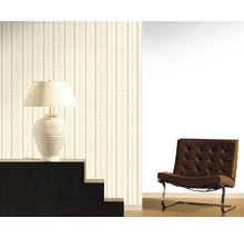 Intérieur avec papier peint rayé, lampe et fauteuil