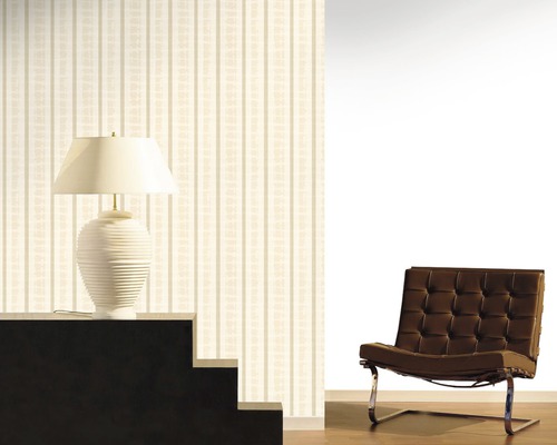 Intérieur avec papier peint rayé, lampe et fauteuil